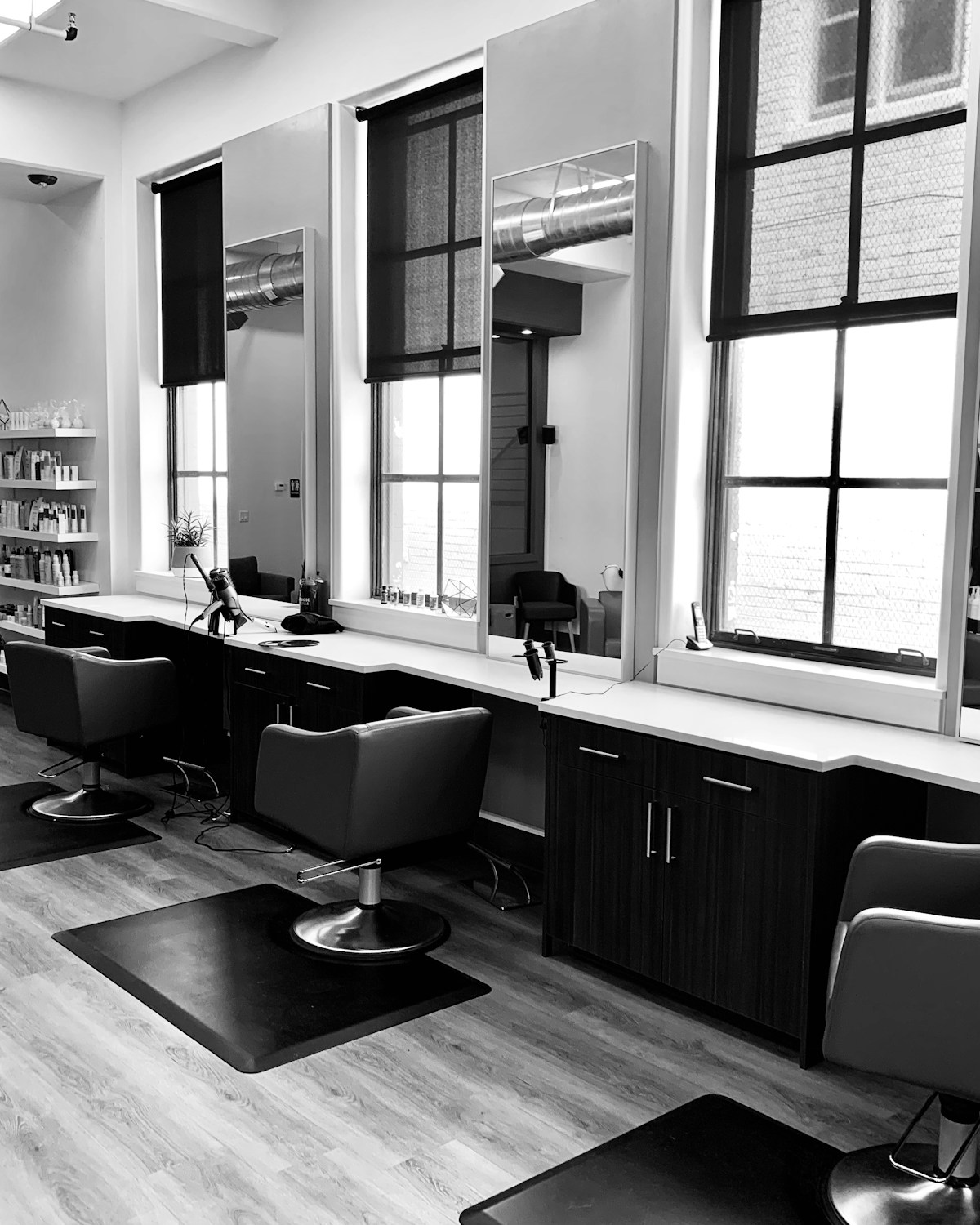 Intérieur d’un salon de coiffure, lumière chaude et accueillante